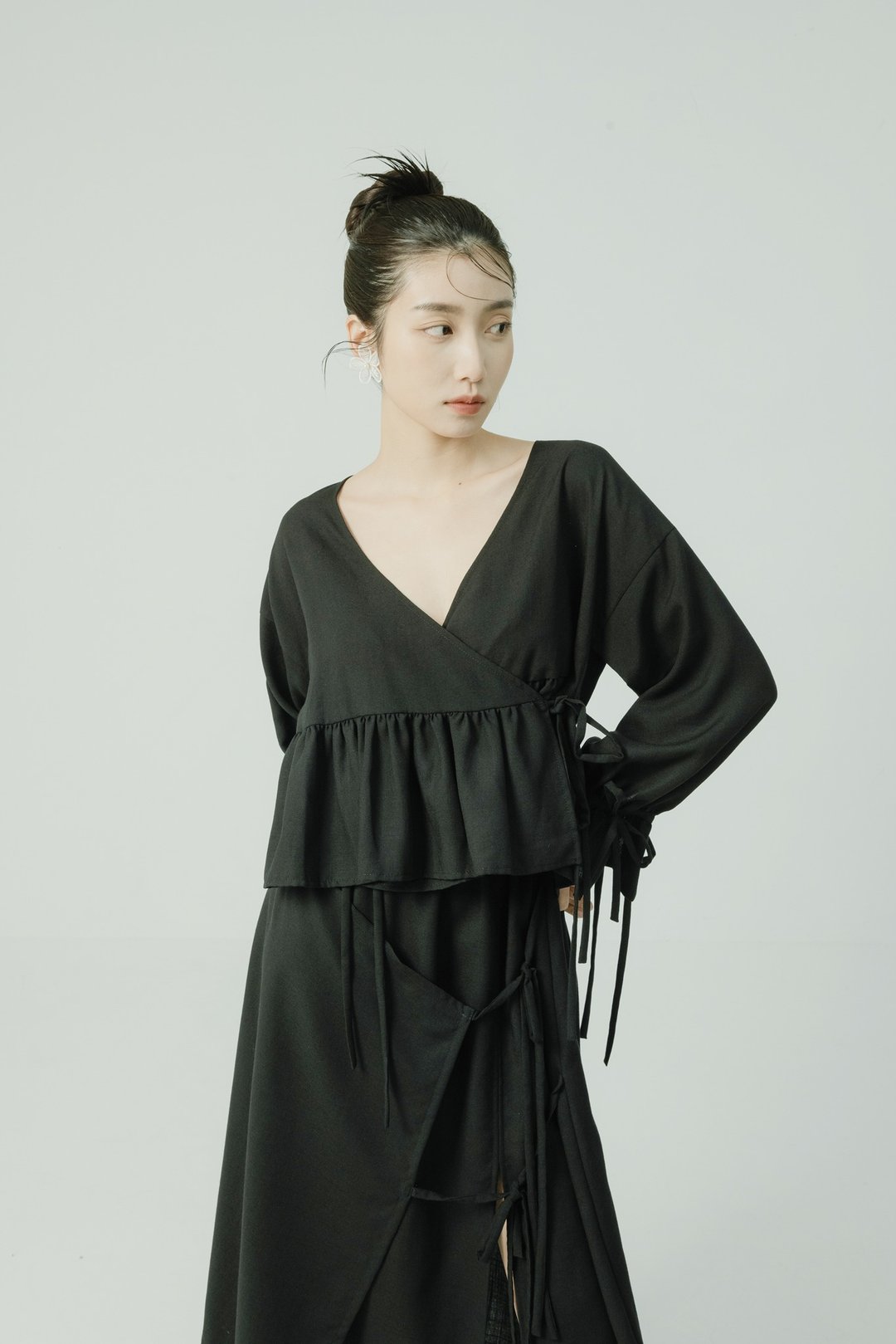 心斋坐忘/黑色新中式交叉襟绑带上衣 - 女装上衣 - 其他人造纤维 黑色