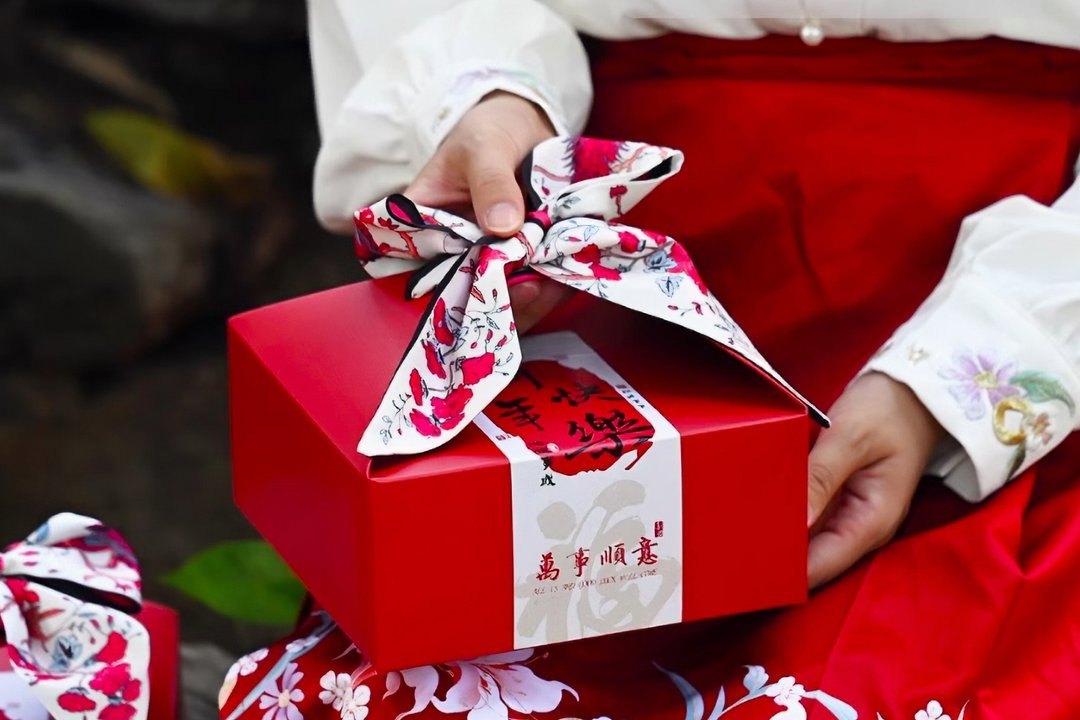 【禾果】新年快乐丝巾款综合果干礼盒 - 水果干 - 纸 红色