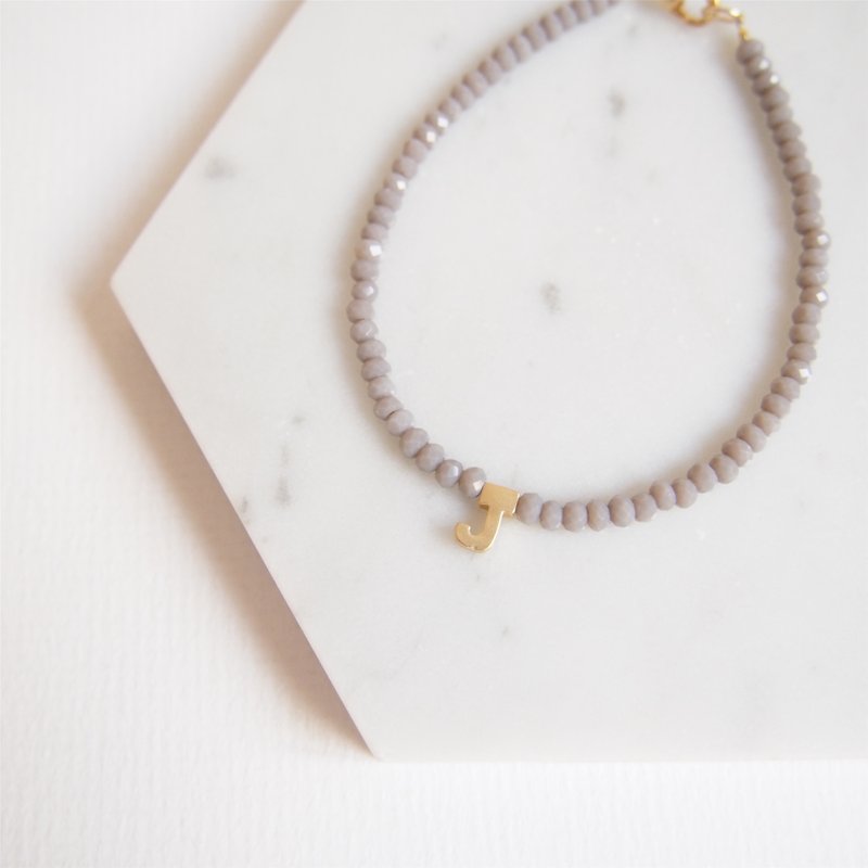 镀金色英文字母・捷克切面珠・手环手链・朋友定制化礼物 (灰色) - 手链/手环 - 其他金属 灰色