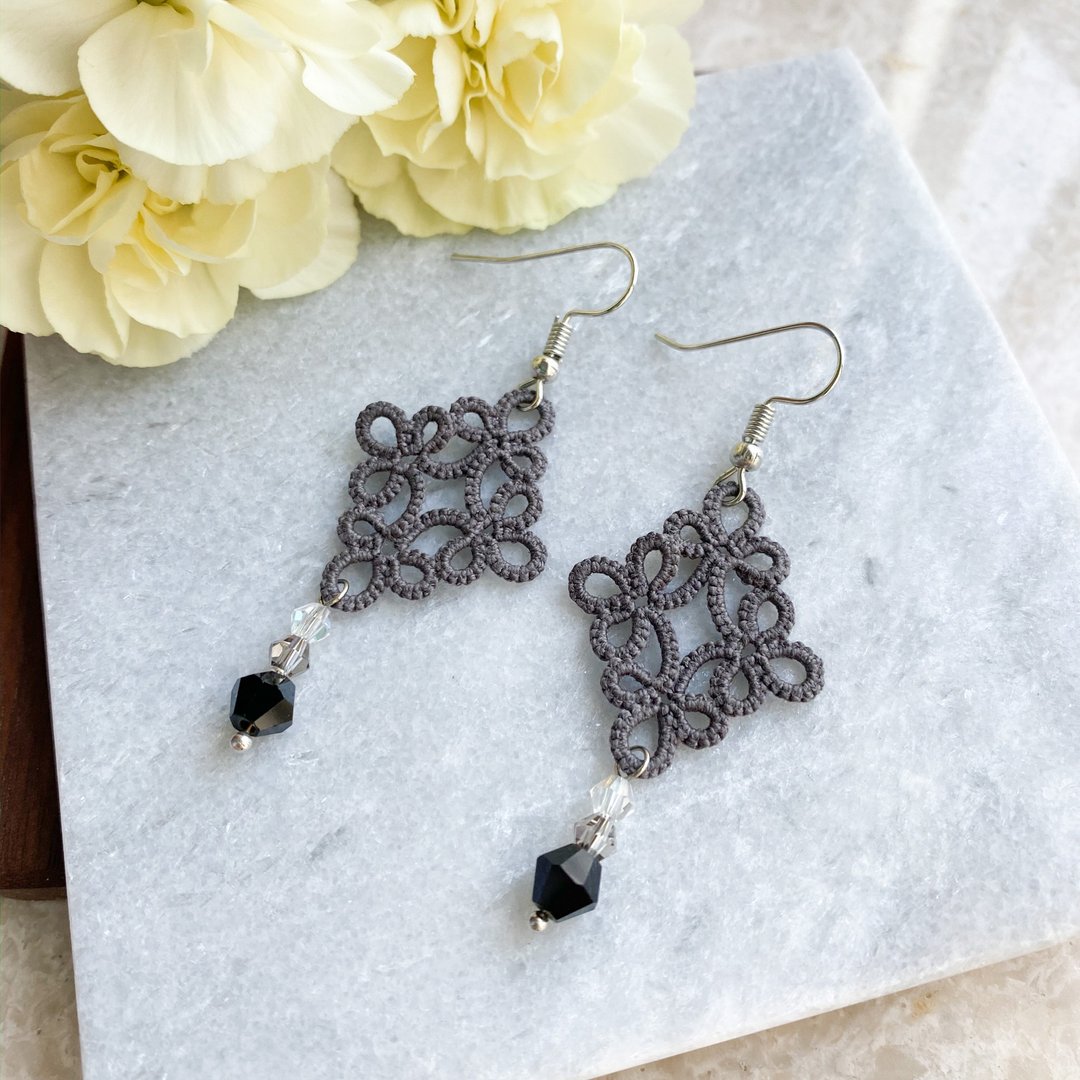 古典菱形灰色配黑水晶耳环 Tatting earrings 耳鈎 - 耳环/耳夹 - 棉 灰色