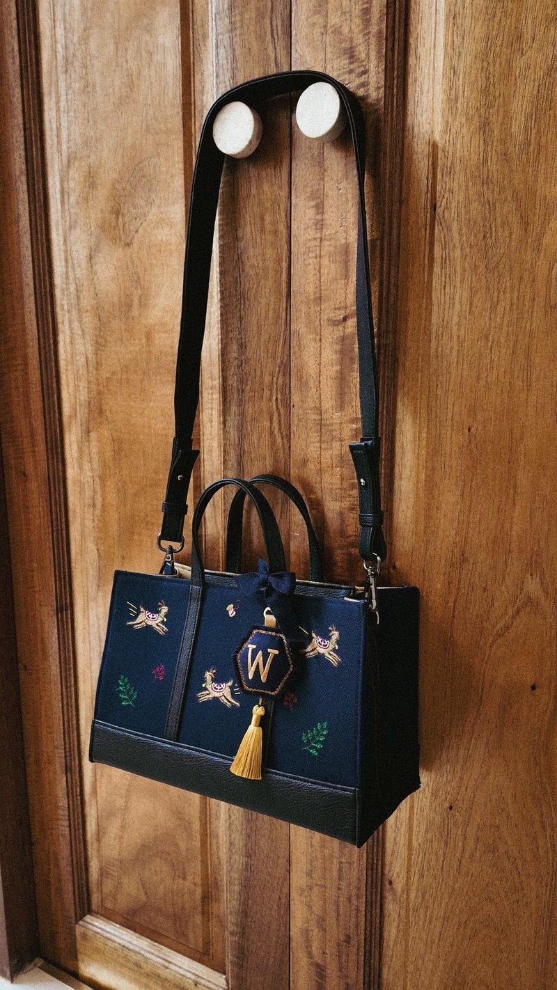 【客製化禮物】Happy Goat Box Bag -Navy 包包(M) - 手提包/手提袋 - 绣线 蓝色