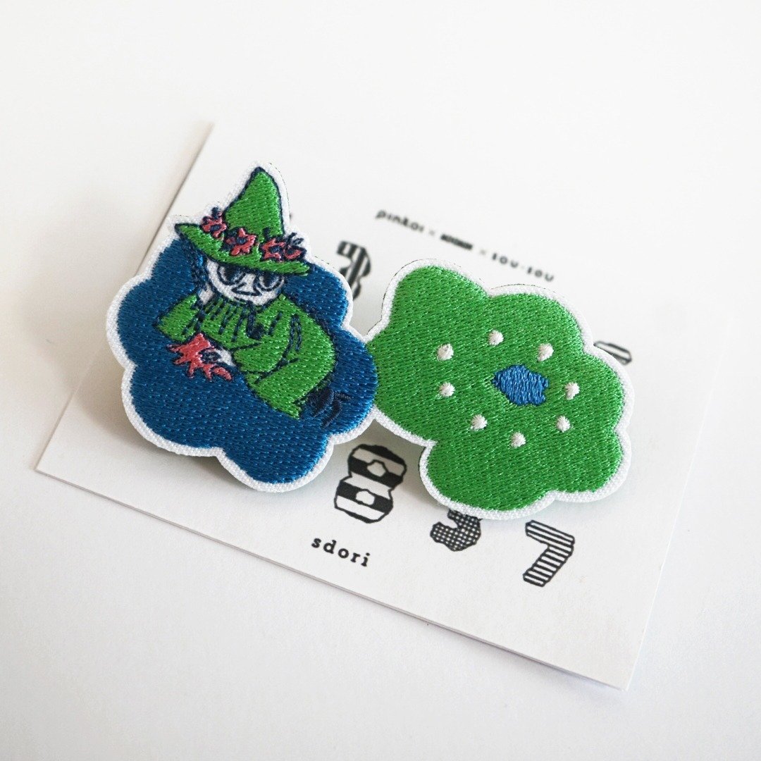 【Pinkoi x Moomin x SOU・SOU】刺绣扣针 - Snufkin (C) - 胸针 - 绣线 