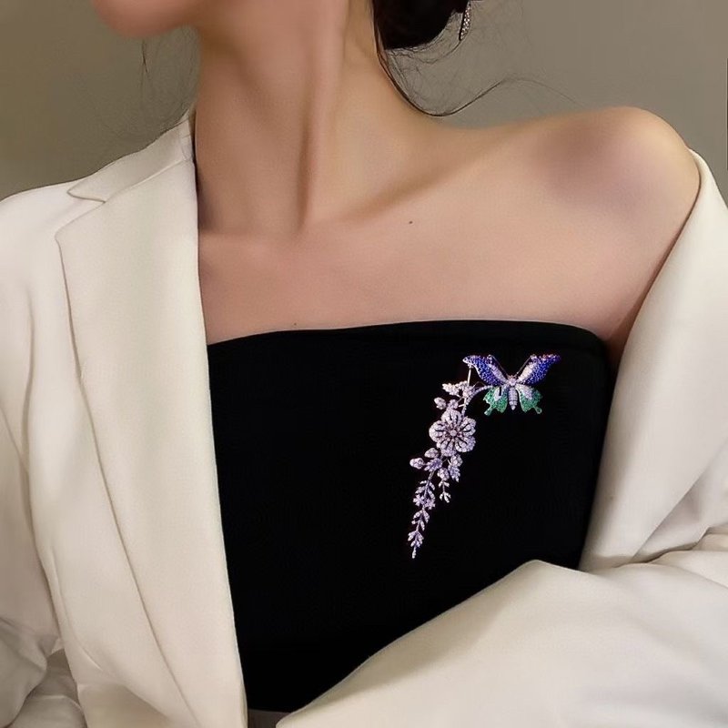 【港澳限定】欧美气质典雅蝴蝶与花簇顶级锆石闪亮纯银别针大胸针 - 胸针 - 纯银 银色
