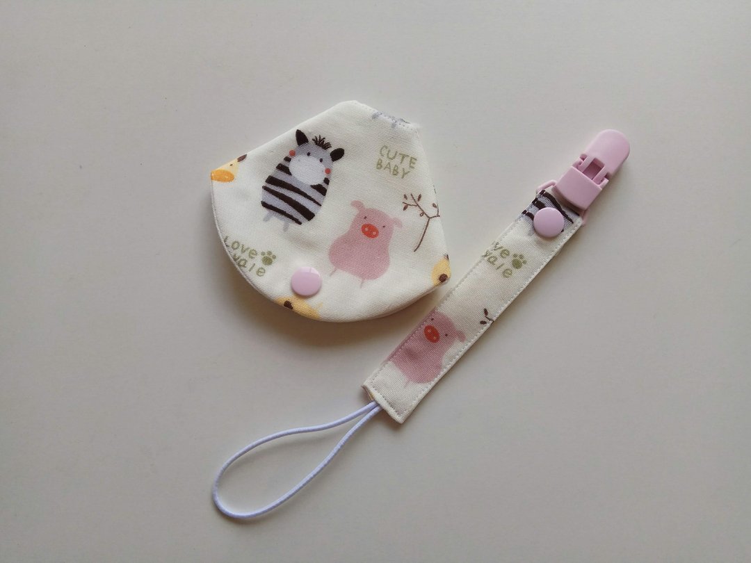粉小猪 二合一奶嘴夹  奶嘴防尘套+奶嘴夹  双重功能 1入 奶嘴套 - 满月礼盒 - 棉 粉红色