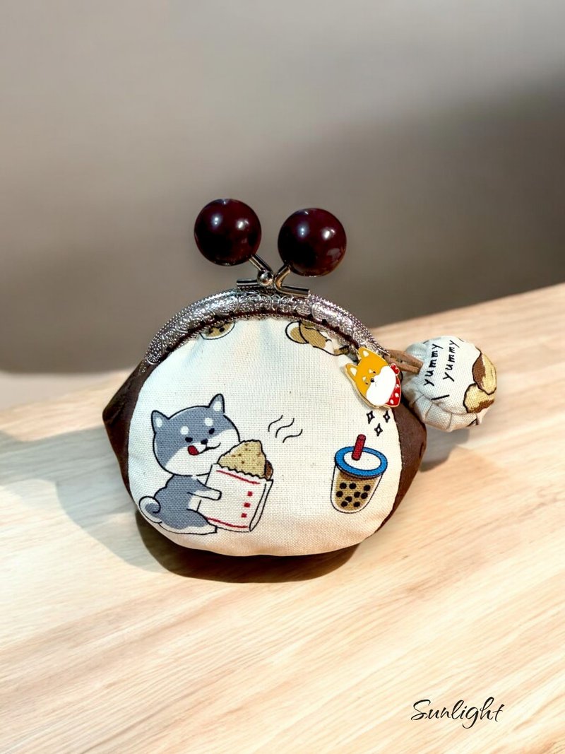 日光小巷手创可爱的柴犬爱珍奶和薯饼咖啡色系的口金包 零钱包 - 皮夹/钱包 - 棉．麻 