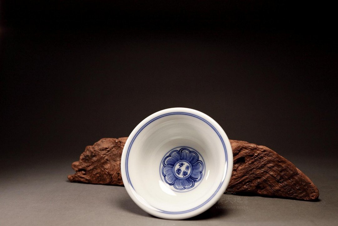 【缠枝压手杯】炎黄大地艺术 龙山堂 景德镇 纯手工 青花瓷 130cc - 茶具/茶杯 - 陶 蓝色