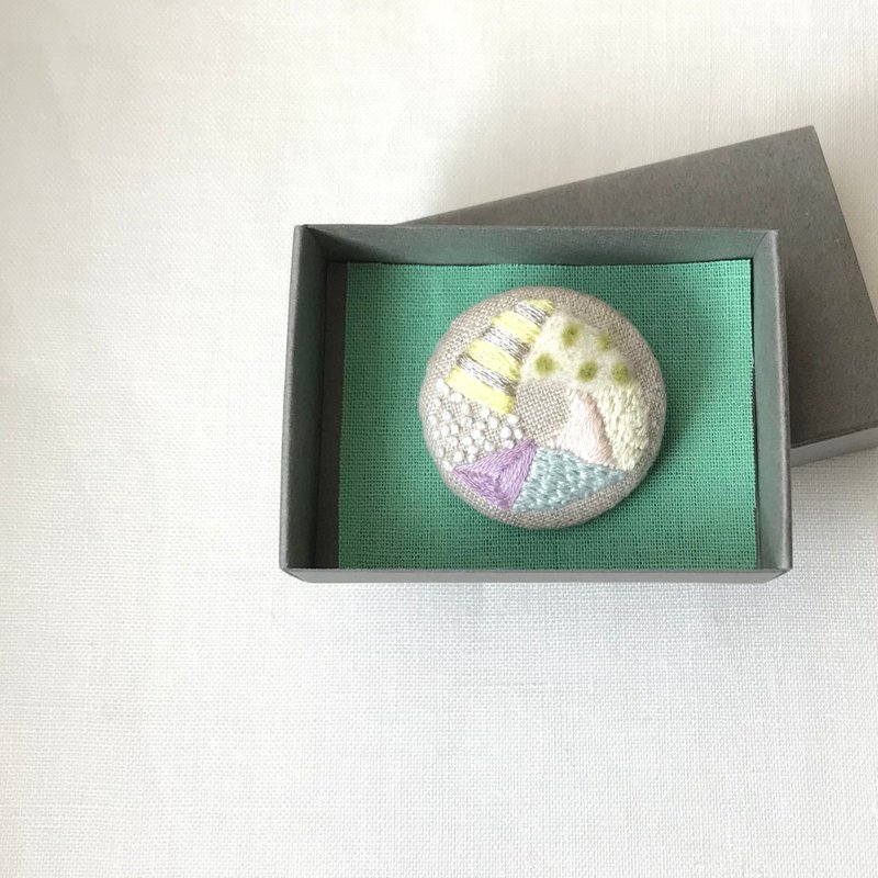 手工刺繍 Linen brooch 温柔胸针 - 胸针 - 绣线 多色