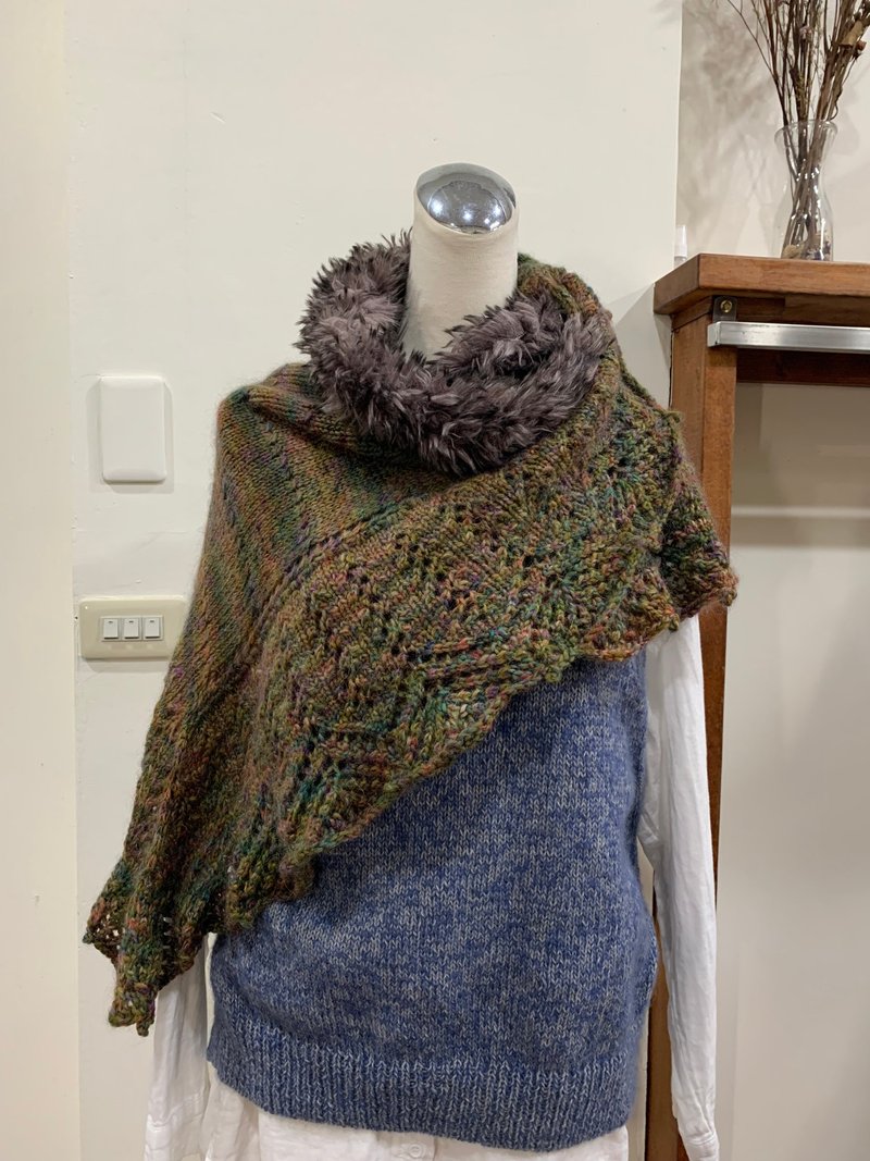 狐狸毛不规则造型披肩。围巾。纯手作。咖+绿/红点 - 围巾/披肩 - 羊毛 