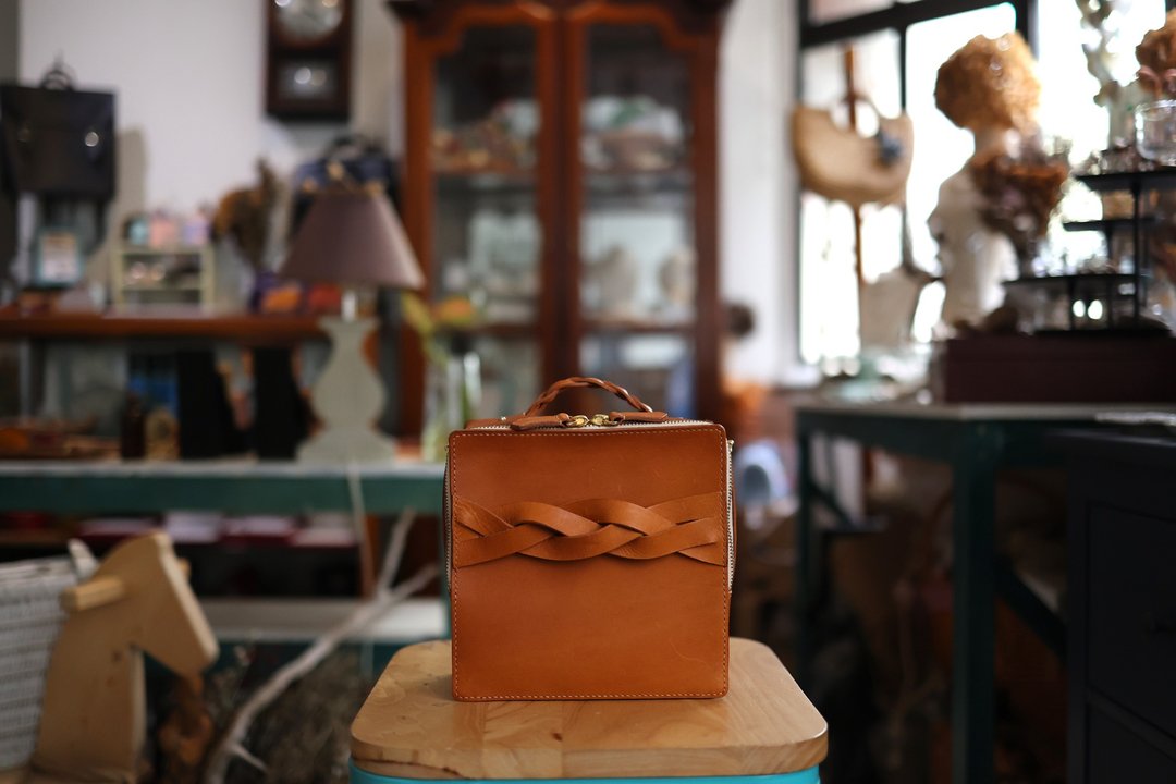 CAJA - 手工皮革方形手袋 Square Box Handbag - 侧背包/斜挎包 - 真皮 咖啡色