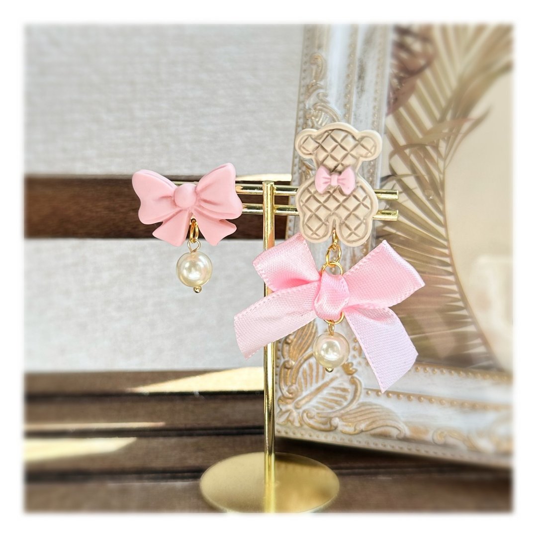 Earrings Bear with ribbon - 耳环/耳夹 - 其他材质 粉红色