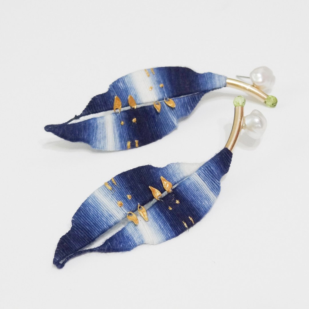 牛仔蓝/青花瓷色 福叶蓝染渐层缠花天然石耳环 手工珠宝饰品 - 耳环/耳夹 - 棉．麻 卡其色