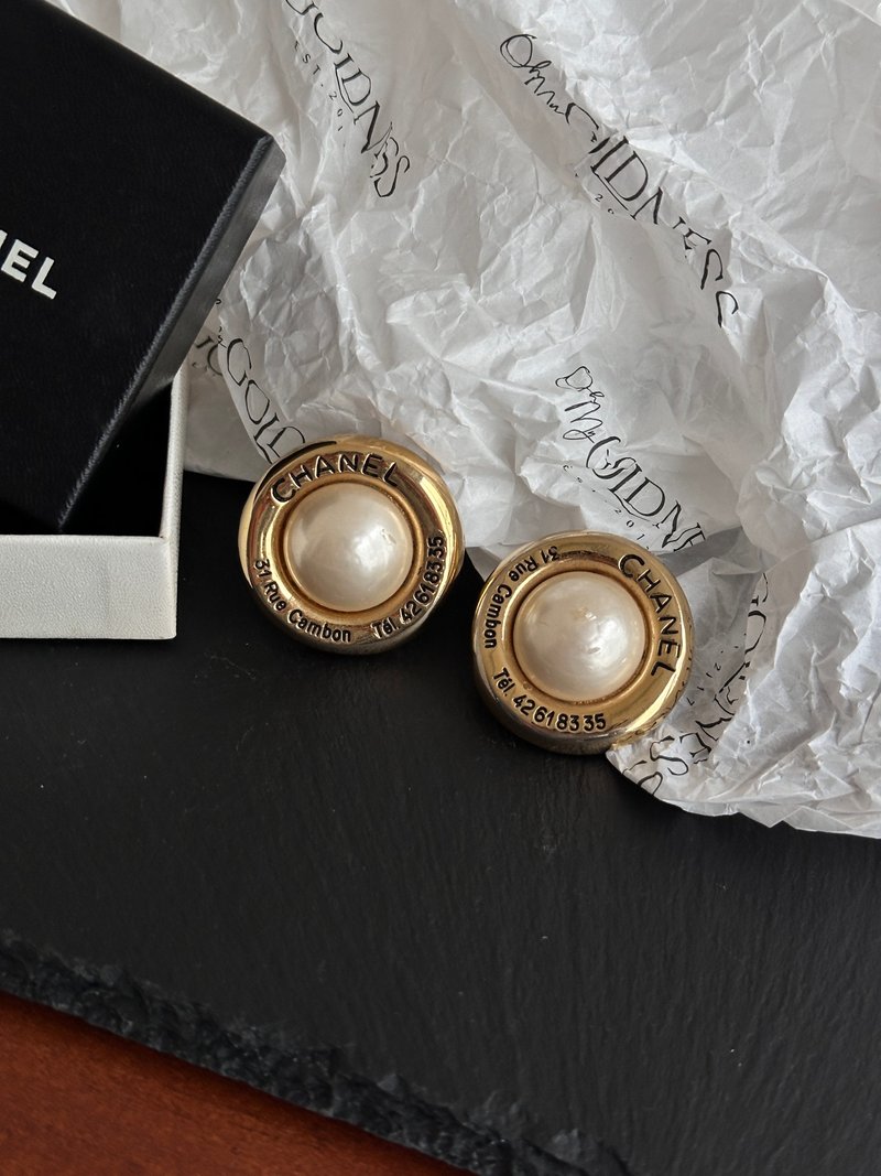 中古品 Chanel 香奈儿 金包边珍珠耳夹 Rue Cambon 字样 - 耳环/耳夹 - 其他金属 金色