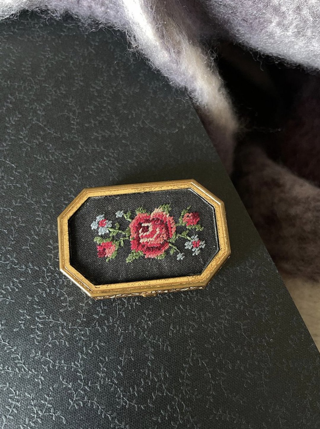 古董70年代AVON刺绣雕花小盒 W256 - 其他 - 其他金属 金色