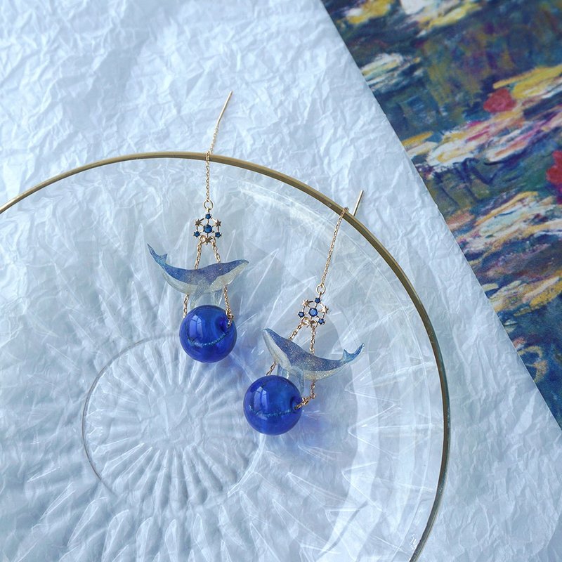 深海見鯨 星海 山茶貓原創設計手作鯨魚耳線 可改耳夾 獨特禮物 - 耳环/耳夹 - 其他金属 蓝色