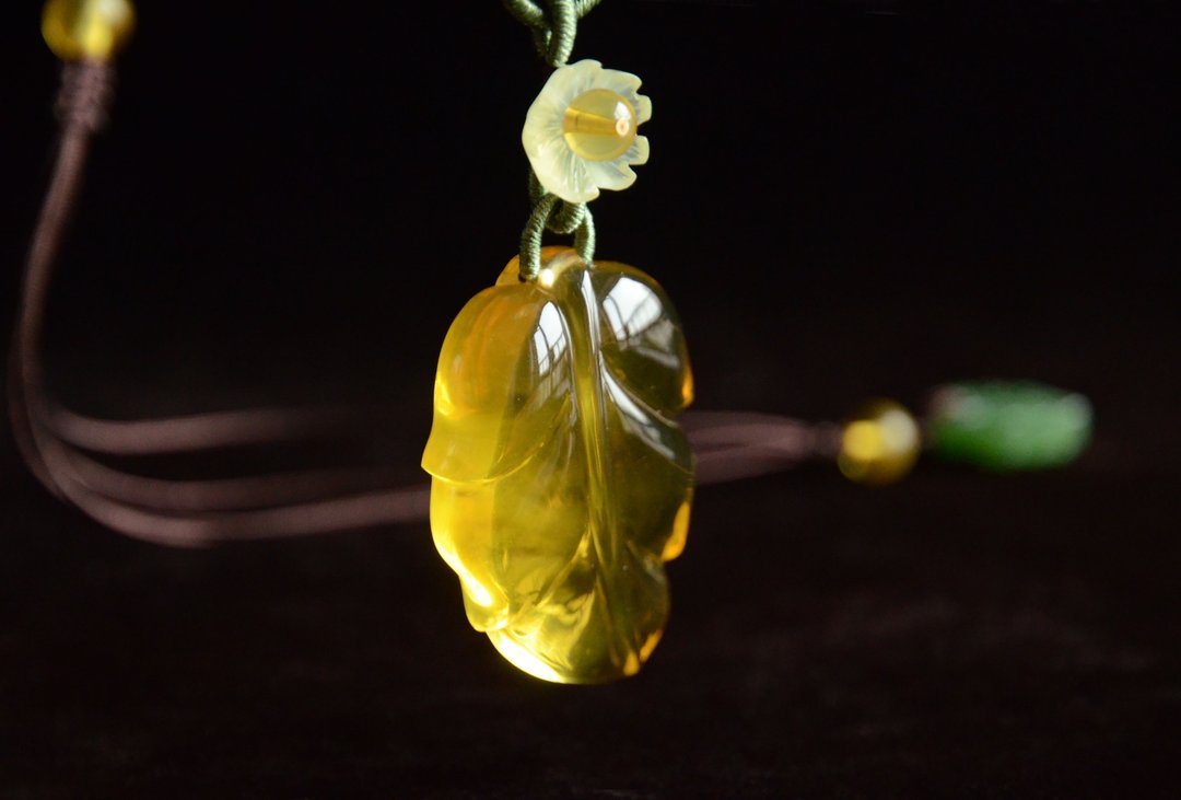 【一花一叶】Amber 天然金珀手工雕刻叶子吊坠项链 - 项链 - 宝石 金色