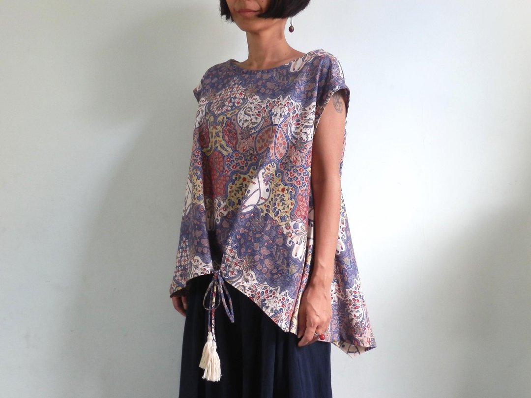 [New color] batik blouse with a classical pattern / navy - 女装上衣 - 棉 蓝色