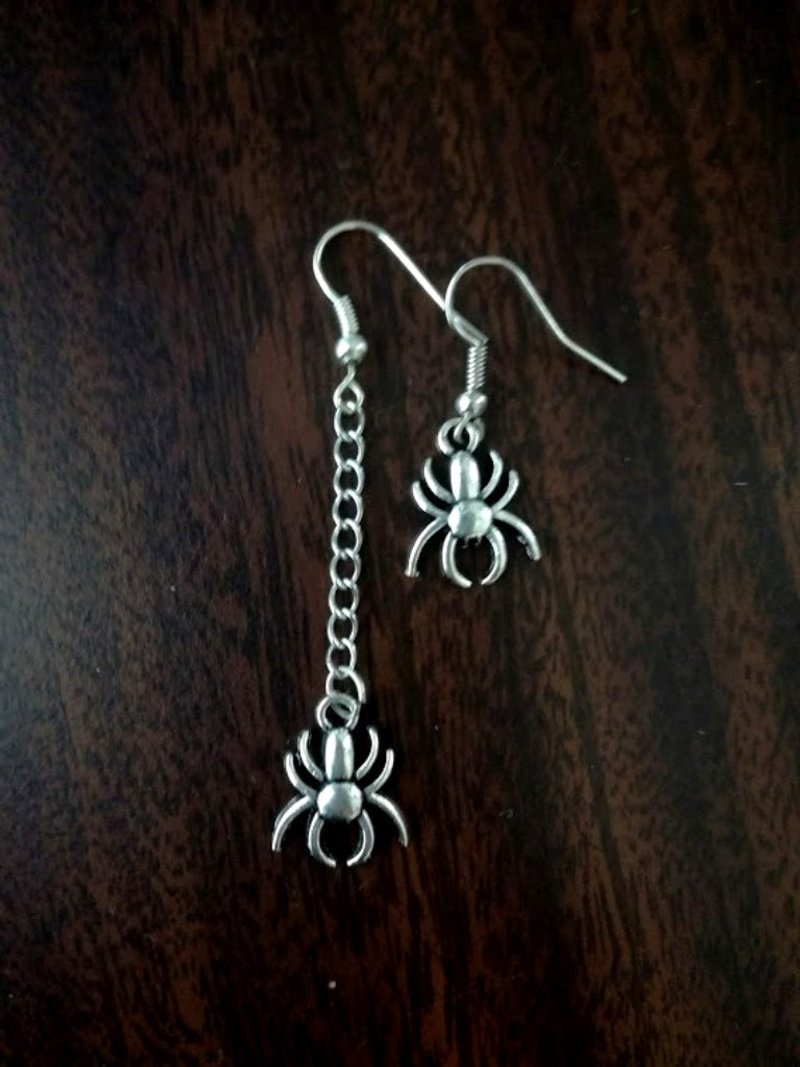 Phantom spider earrings Asymmetrical silver spider earring Emo style Halloween - 耳环/耳夹 - 其他金属 银色