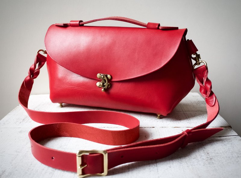 Tochigi leather Nume leather shoulder pouch fave L scarlet - 侧背包/斜挎包 - 真皮 红色