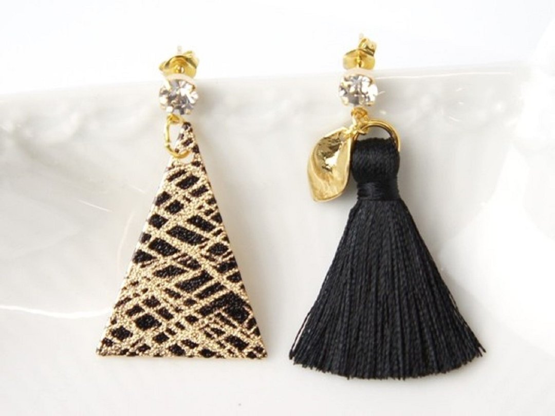 Black Art plates and tassel Asymmetrical Pierced Earrings / Clip-on Earrings - 耳环/耳夹 - 贵金属 黑色