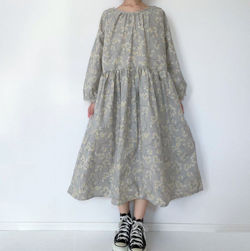 Gypsophila　Floral　Long sleeve raglan dress　cotton　Smoky gray - 洋装/连衣裙 - 棉．麻 灰色