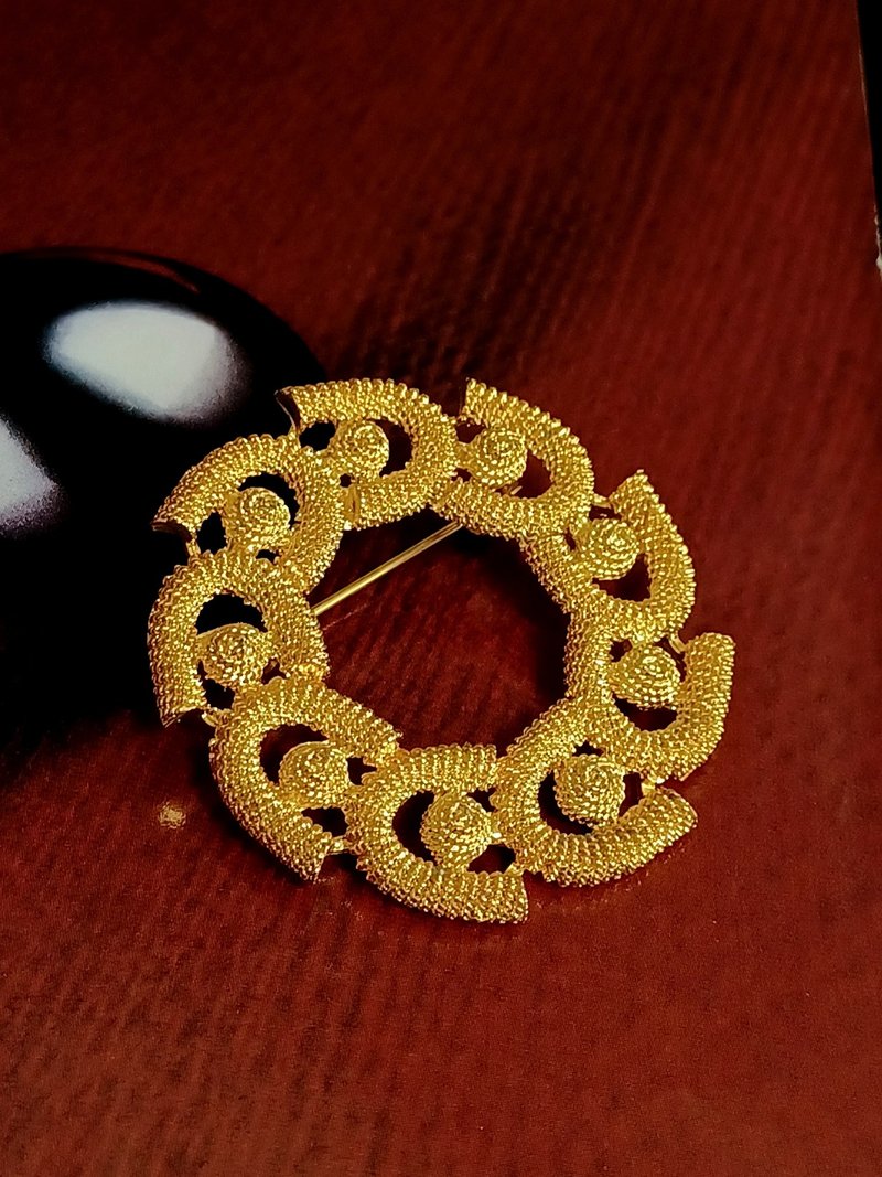 vintage jewelry  金色儽丝圆形腾云 别针 胸针 - 胸针 - 其他金属 