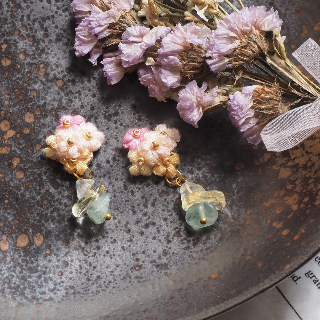 [Earrings/ Clip-On] Small woven flower lover bouquet x natural stone - 耳环/耳夹 - 绣线 粉红色