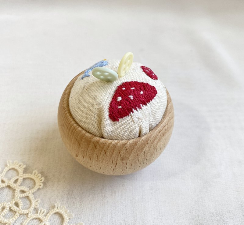 【芳小姐手作】唯美乡村风手作 蘑菇原木底座 针插刺绣包 针插垫 - 编织/刺绣/羊毛毡/裁缝 - 棉．麻 白色