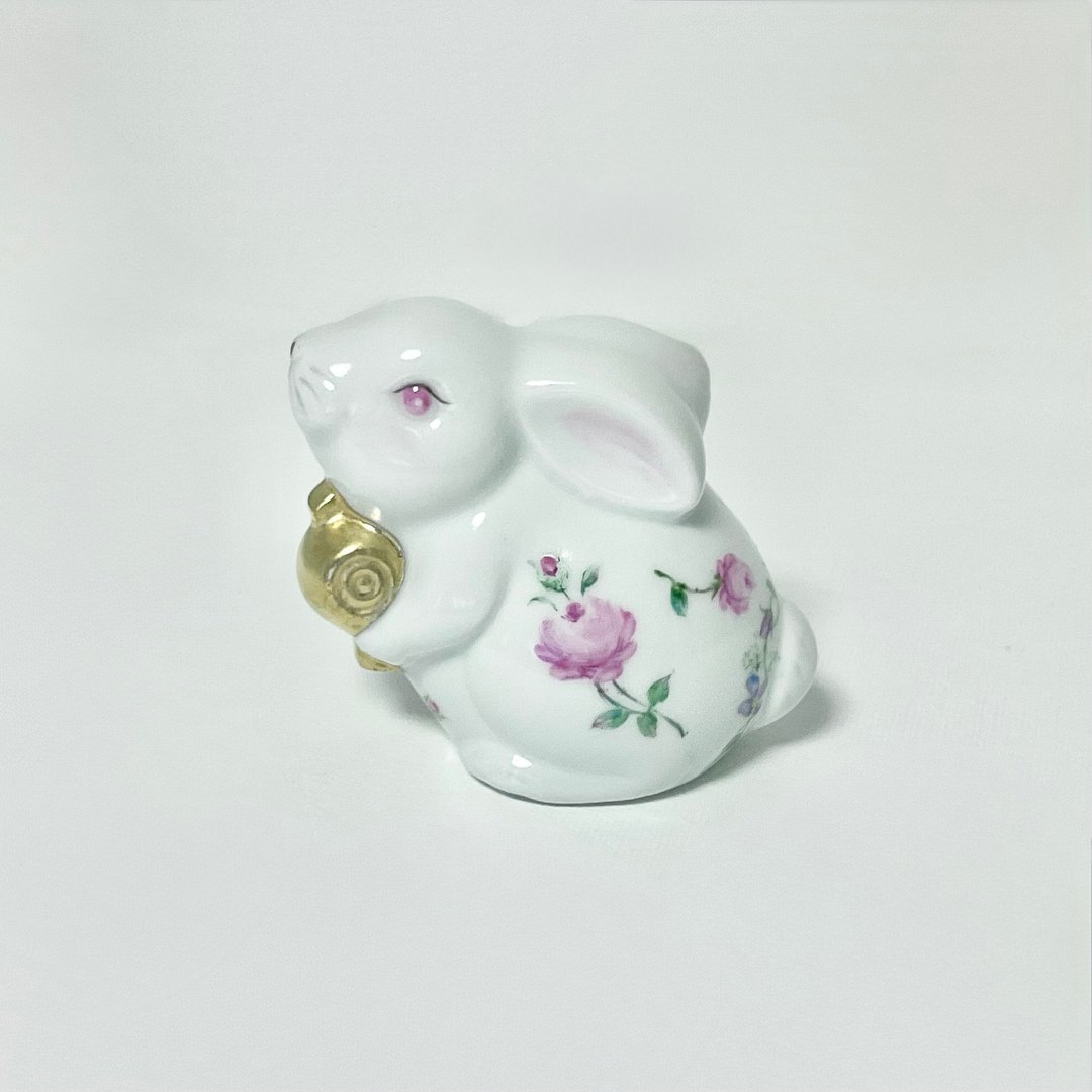 Porcelain rabbit holding a lucky mallet - 摆饰 - 瓷 白色
