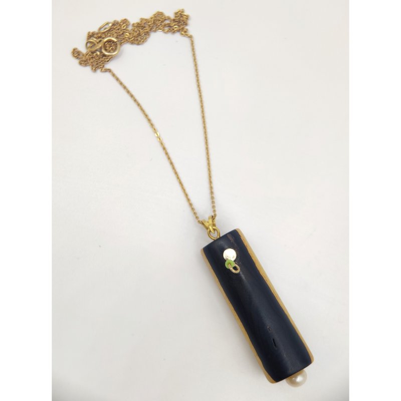 木制手工吊坠。 18K金配珍珠。项链。乌木 - 项链 - 木头 