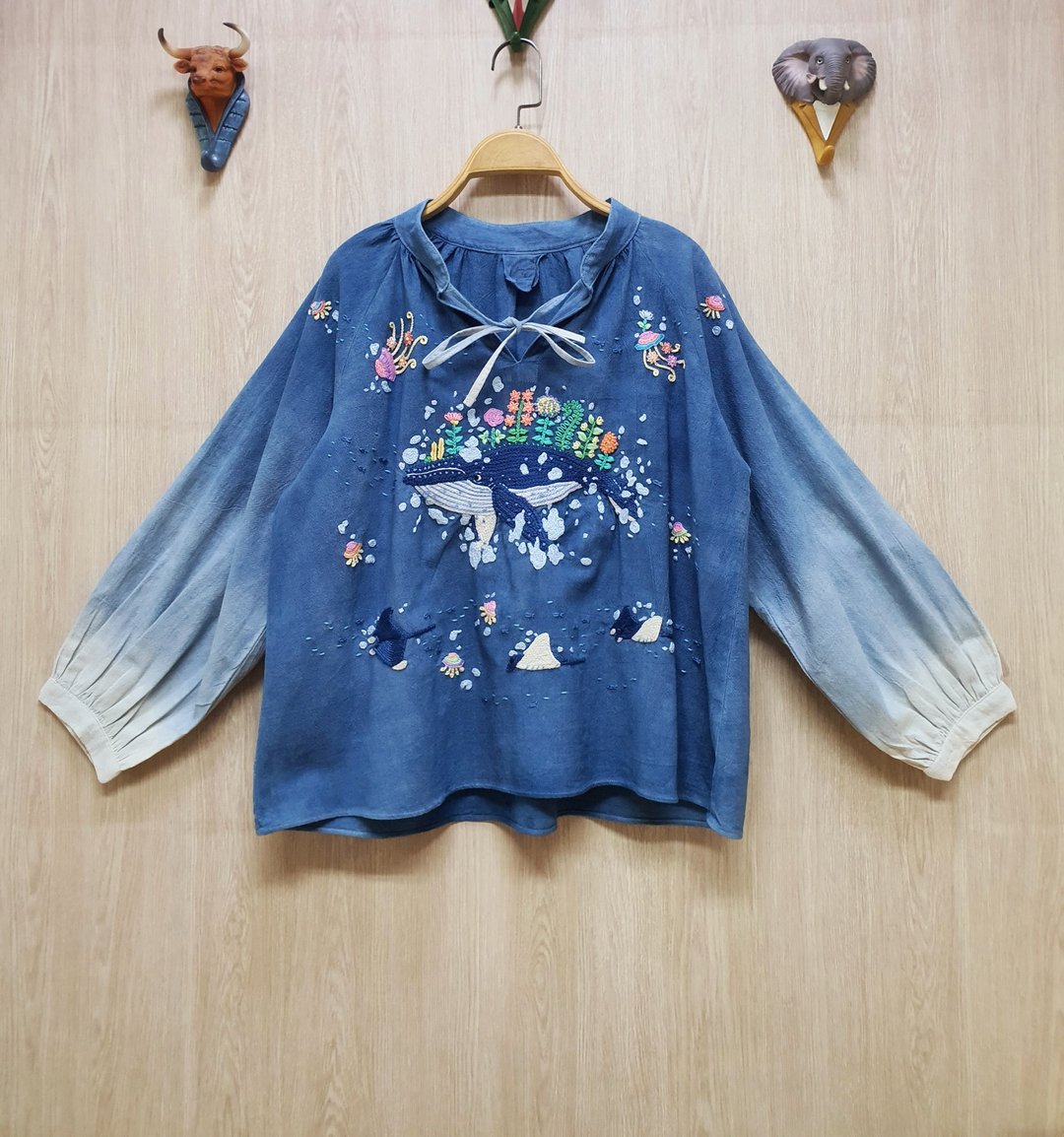 泡泡袖上衣，手工刺绣，亚麻布料，描绘着鲸鱼、水母、海葵与魟鱼的奇幻图案。 - 洋装/连衣裙 - 绣线 蓝色