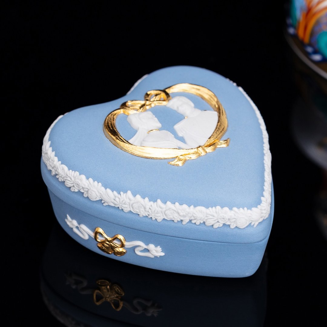 情人结婚礼赠 Wedgwood 迪士尼 灰姑娘爱心瓷盒 首饰盒 - 收纳用品 - 瓷 