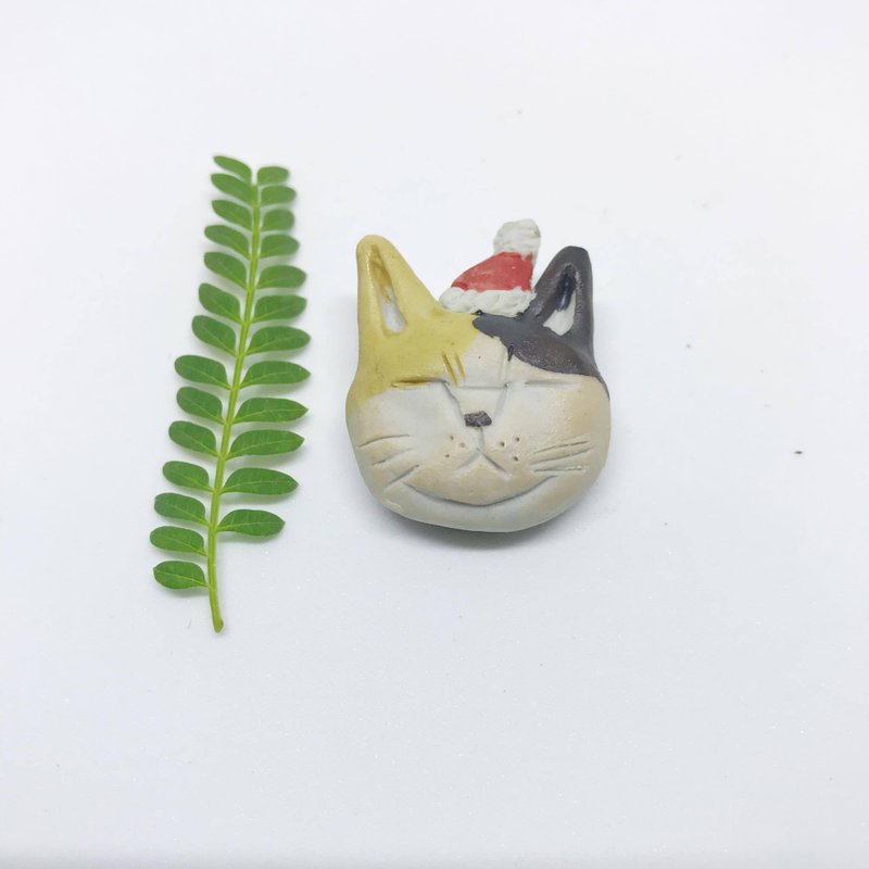 Christmas special! cat with santa claus hat ceramic brooch - 胸针 - 陶 红色