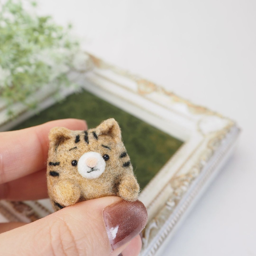 幼年眉虎斑猫（萨巴托、基吉托拉、棕色虎斑）-浅色眼睛或大眼睛-羊毛毡 - 玩偶/公仔 - 羊毛 咖啡色