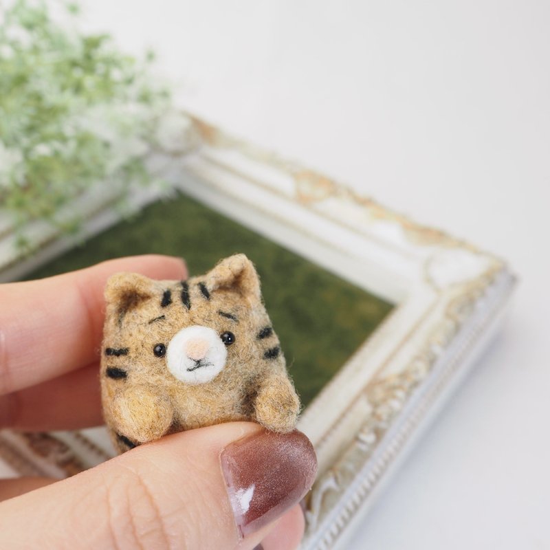幼年眉虎斑猫（萨巴托、基吉托拉、棕色虎斑）-浅色眼睛或大眼睛-羊毛毡 - 玩偶/公仔 - 羊毛 咖啡色