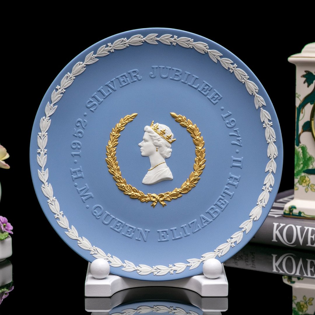 英国制wedgwood女王即位1977浮雕碧玉纪念艺术镶金陶瓷盘挂盘 - 摆饰 - 瓷 