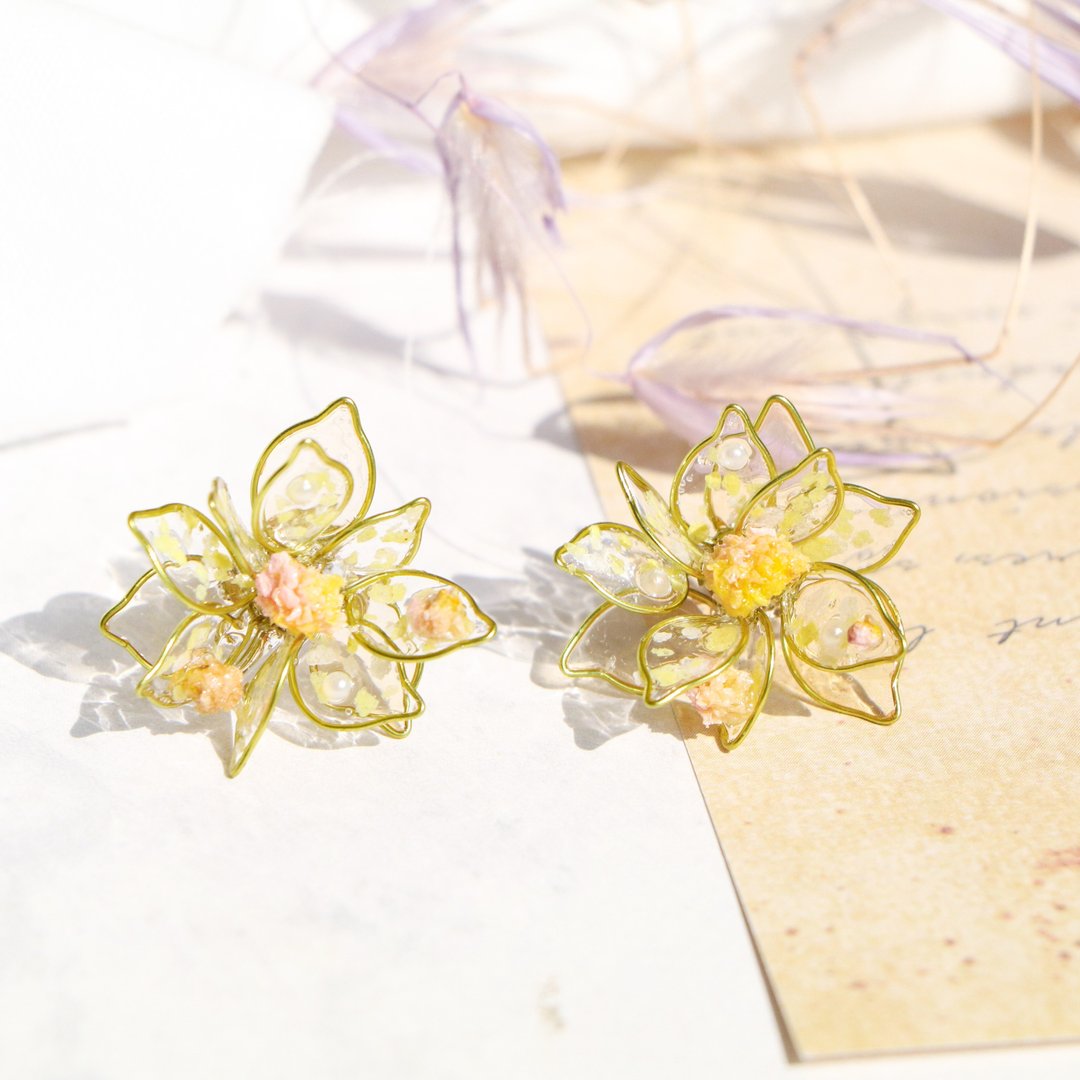 纯。花开盛夏 / 树脂搭配复合式媒材+干燥花创作 925纯银 - 耳环/耳夹 - 树脂 黄色