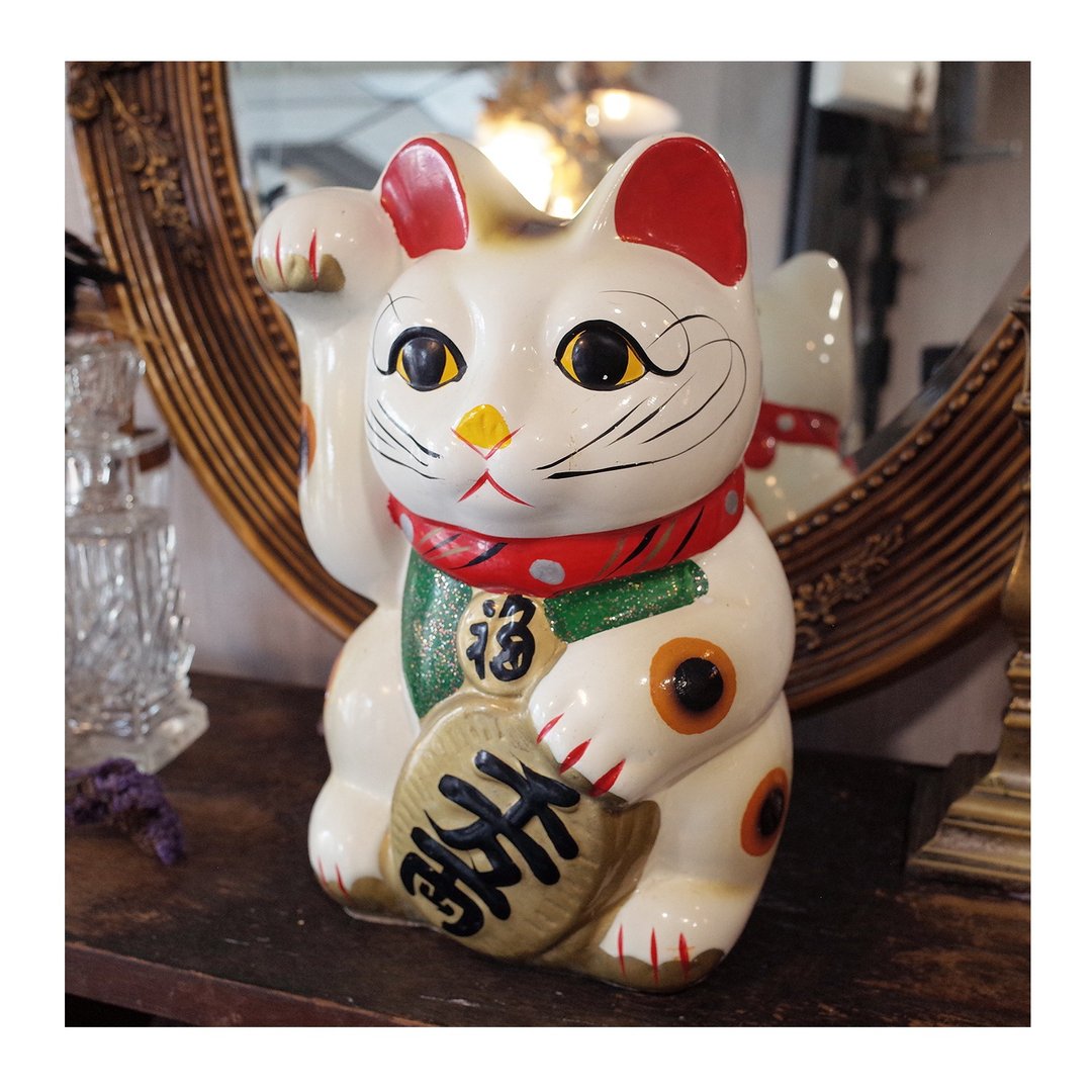 日本老件。昭和时期.高约 27.5cm 陶瓷招财猫。黑色.举右手。生意兴隆 - 储蓄罐 - 瓷 