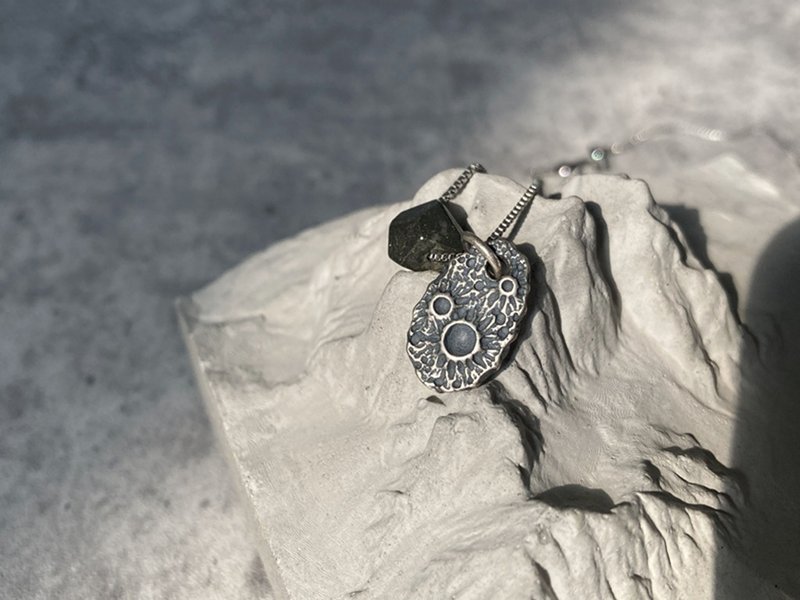 【陨石之光。黄铁矿、925银项链】复古老件设计|锁骨链系列 - 锁骨链 - 其他材质 灰色