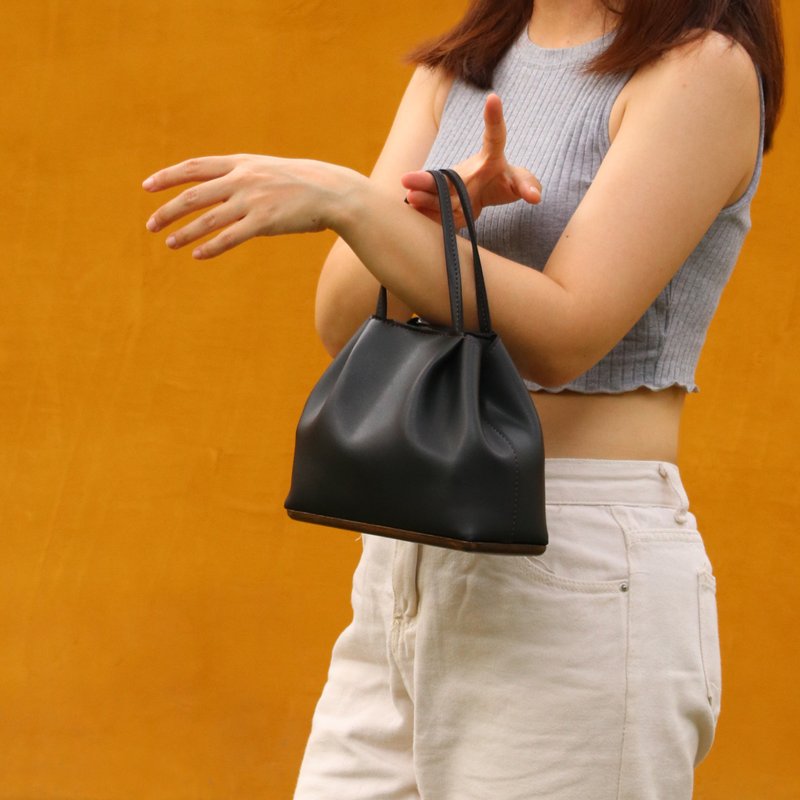 Chubby bag Black color shoulder bag by Woodview - 手提包/手提袋 - 人造皮革 黑色