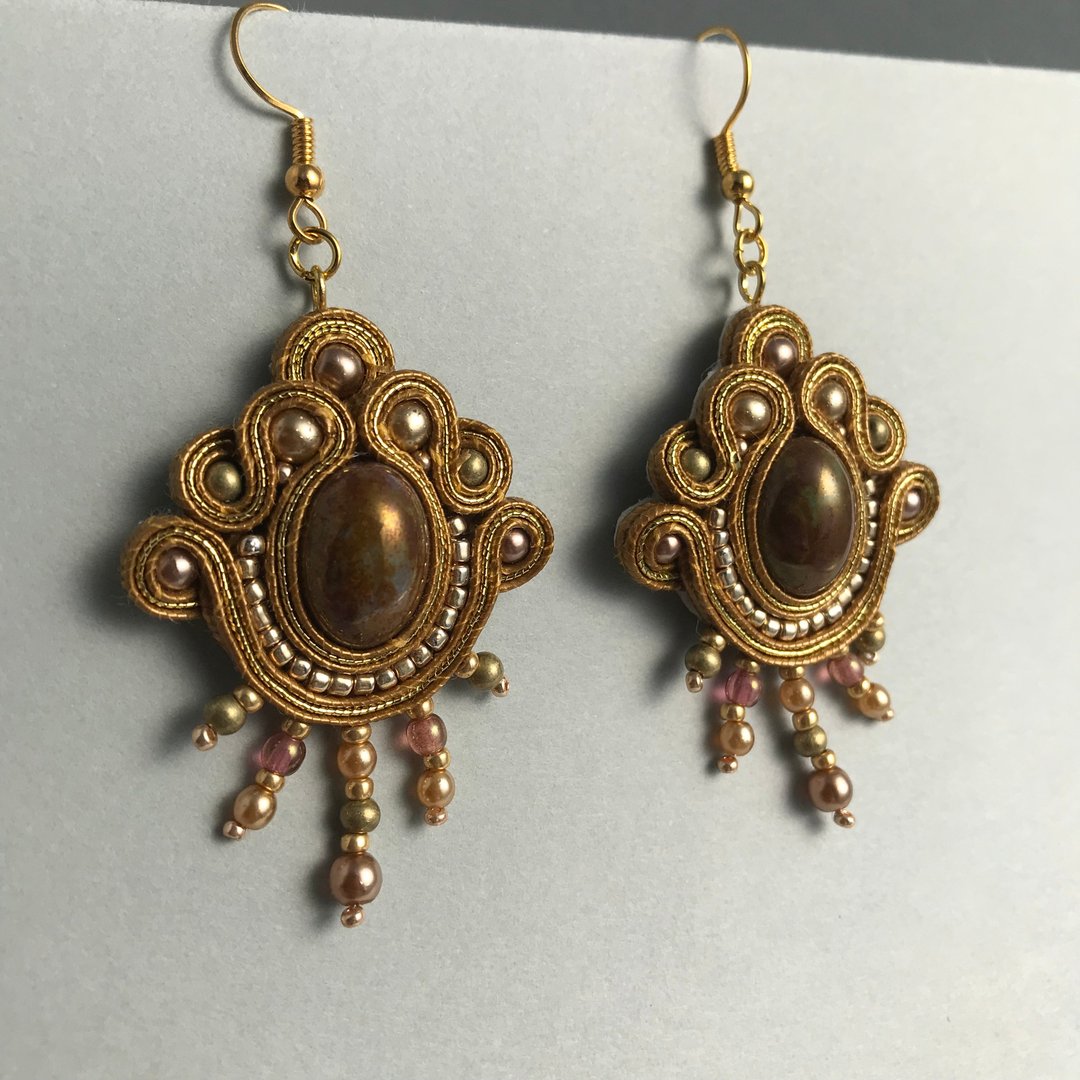 Soutache earrings gold brown queen - 耳环/耳夹 - 其他材质 金色