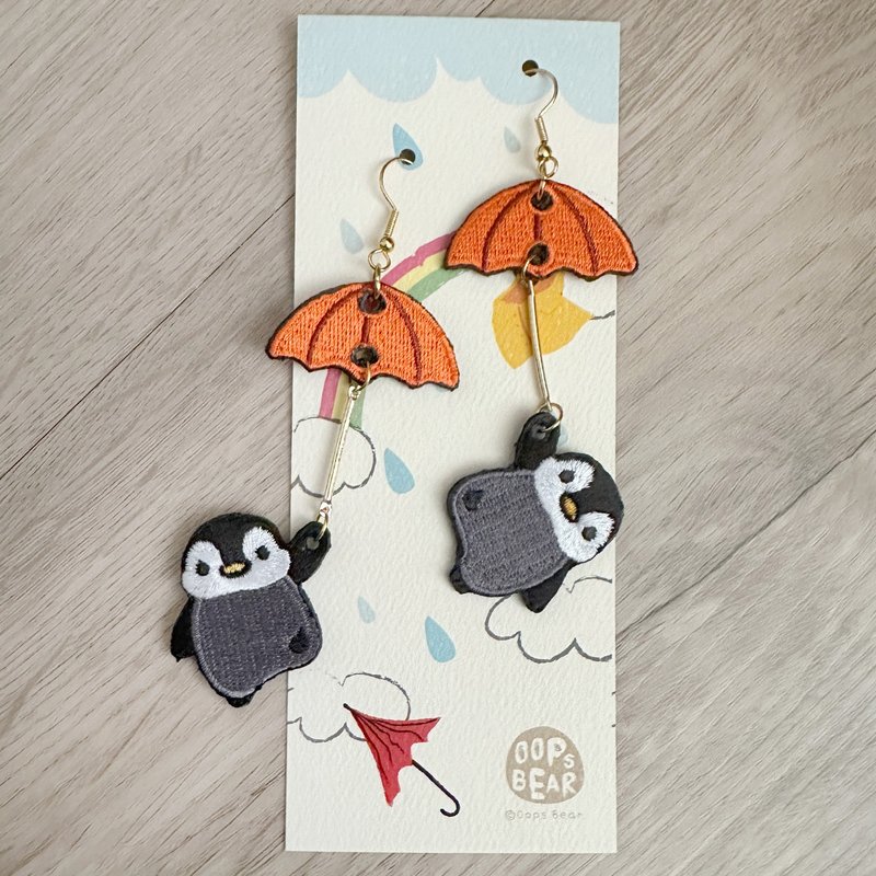 Oops bear - 企鹅小朋友与红伞双面锈花耳环 - 耳环/耳夹 - 绣线 黑色