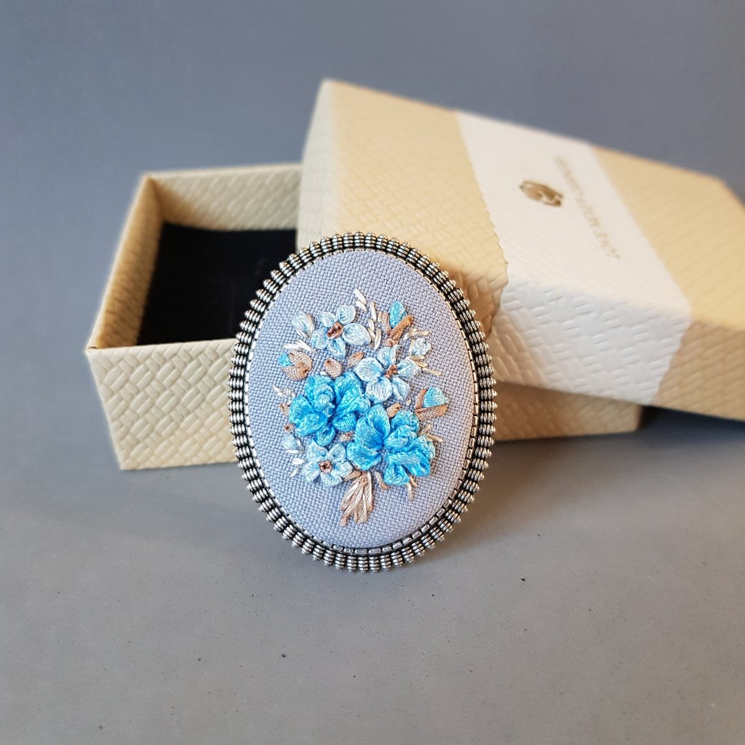 送给她的丝带绣花胸针，手工绣制的蓝色饰品 - 胸针 - 丝．绢 蓝色