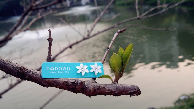 《DODOWU手作轻珠宝》~【※小女人的浪漫※手工精雕蝶贝●耳环】可以改夹式/316L钢抗过敏 - 耳环/耳夹 - 宝石 白色