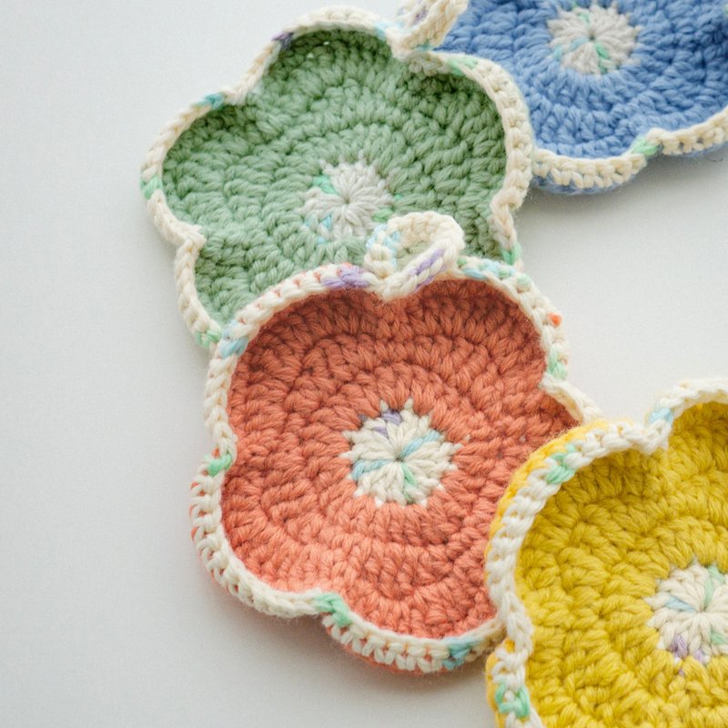 Sunny Palette  • 晴日色调 小花 毛线 钩织 杯垫 吊饰 疗愈小物 - 吊饰 - 其他材质 黄色