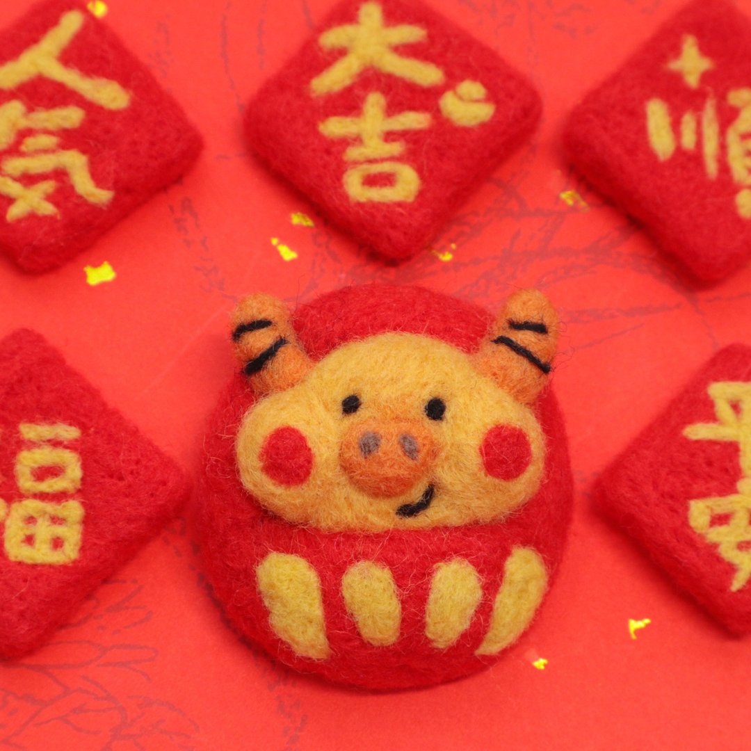 新年福气牛角猪+喜气祝福春联别针胸针-原创手工羊毛毡 - 胸针 - 羊毛 