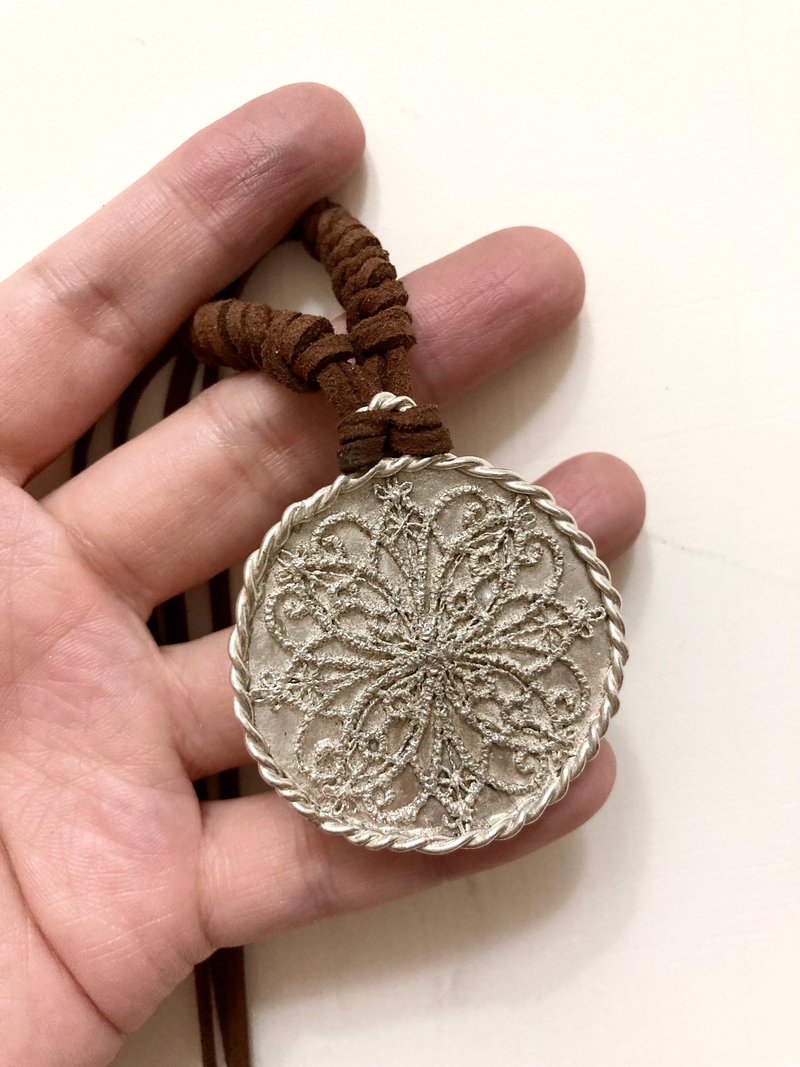 蕾丝雪花球项链 - 项链 - 纯银 银色