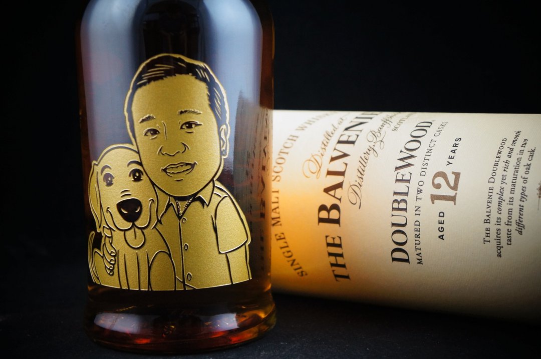 尊贵Doublewood 12年威士忌700cc【香港原创DYOW】结婚周年 礼物Wine Engraving 独特合并人像设计概念 写实Q版 人像配合图案文字 酒瓶 酒杯雕刻 一双一对 结婚 求婚礼物 夹送朋友礼物 - 订制画像 - 玻璃 