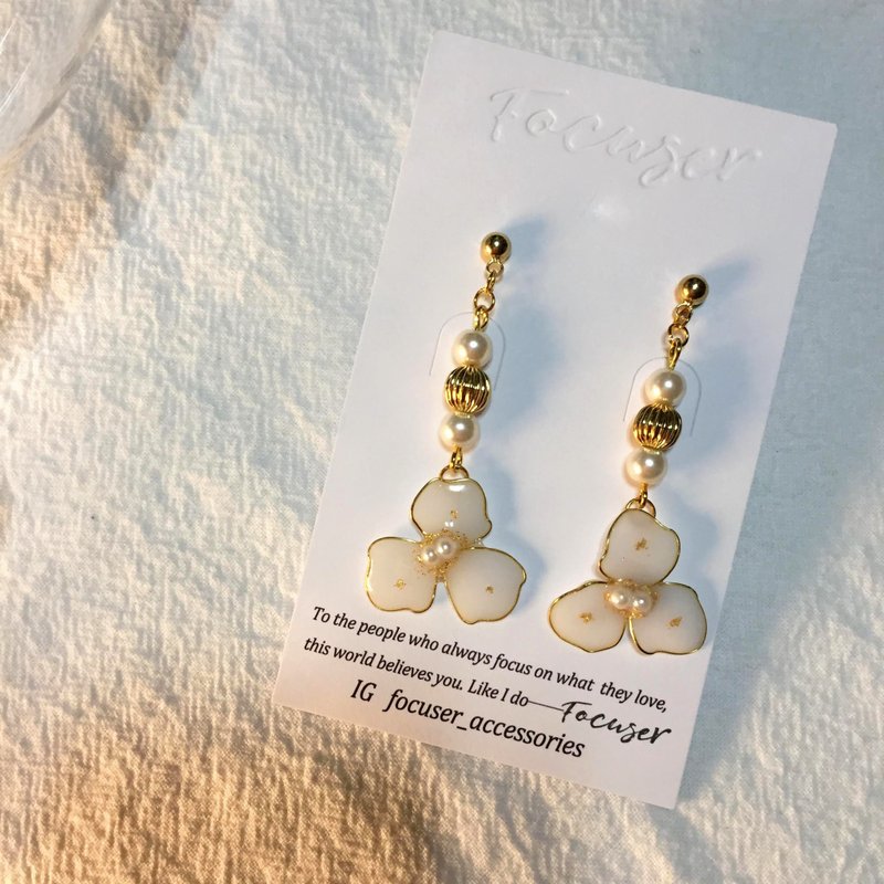 花开系列 手折铜线花型气质点缀珍珠 垂坠式耳环 米白色【防过敏耳针/耳夹】 - 耳环/耳夹 - 树脂 金色