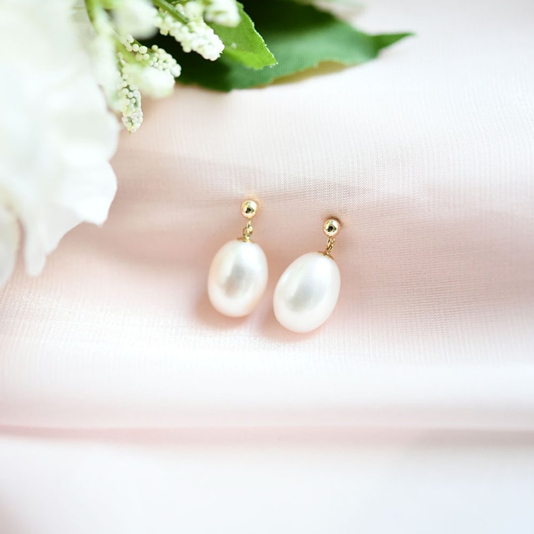 Large drop freshwater pearl earrings that bring happiness June birthstone - 耳环/耳夹 - 宝石 白色