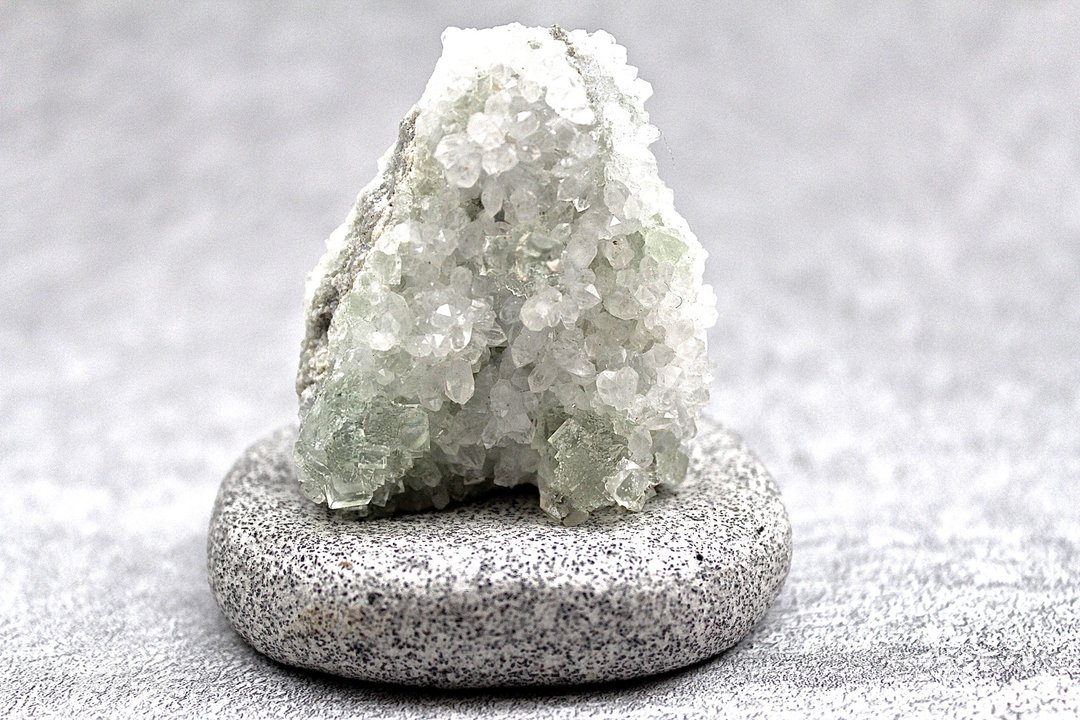 石栽 SHIZAI-湖水绿萤石共生白水晶原矿-含底座 - 摆饰 - 宝石 绿色